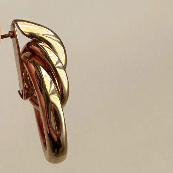 Gold tone door knocker style earrings for pierced ears - Picture 7 of 9